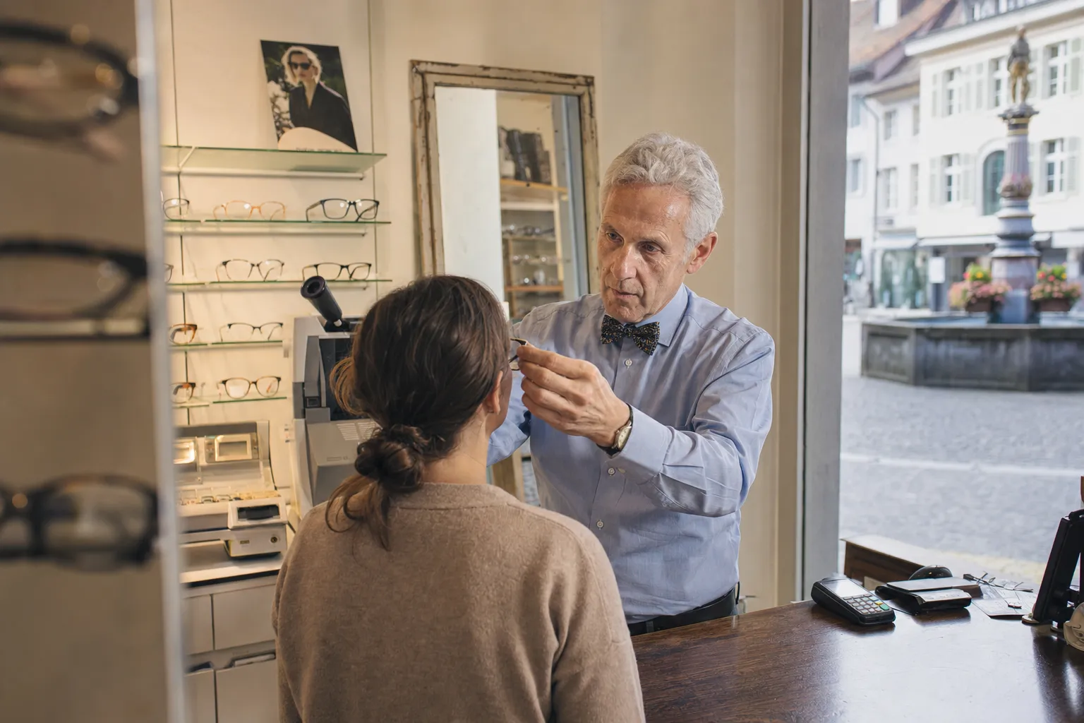 Opticien ajustant des lunettes sur une cliente